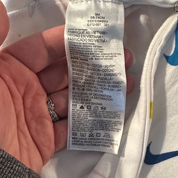 Nike Swooshfetti One Piece 9M Sleeper- Preloved - Picture 5 of 5